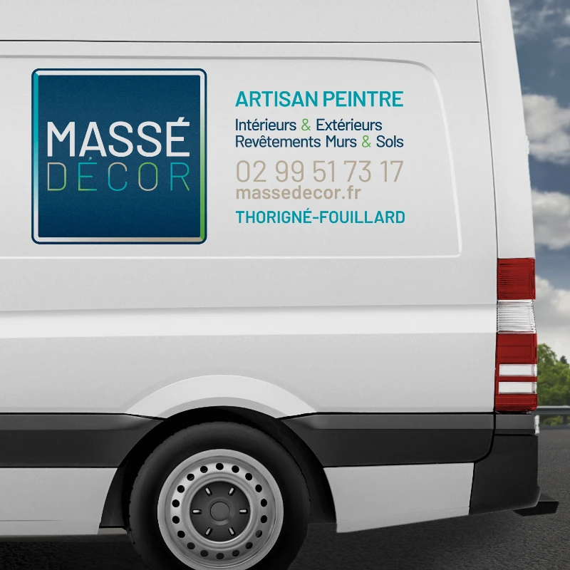 Mockup du flanc d'une camionnette blanche affichant le logo et l'identit&eacute; visuelle de Mass&eacute; D&eacute;cor, artisan peintre &agrave; Thorign&eacute;-Fouillard