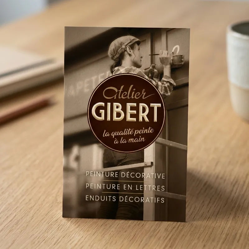 Carte de visite pour l'Atelier Gibert, peinture d&eacute;corative, avec un visuel de peintre en lettres au travail