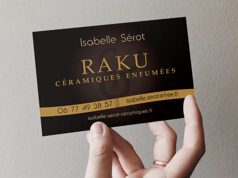 Carte de visite noire et dor&eacute;e tenue &agrave; la main pour Raku c&eacute;ramiques enfum&eacute;es