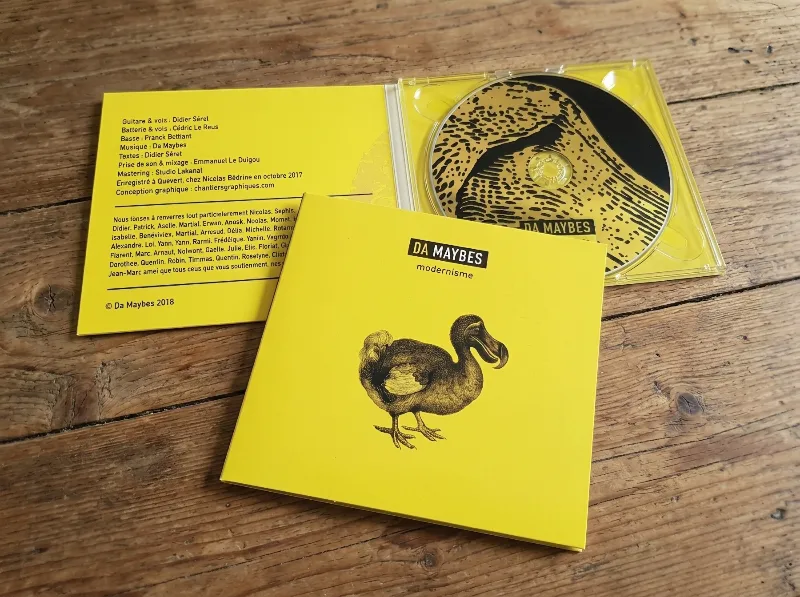 Pochette et bo&icirc;tier ouvert du CD Digipack jaune du groupe Da Maybes avec une illustration de dodo