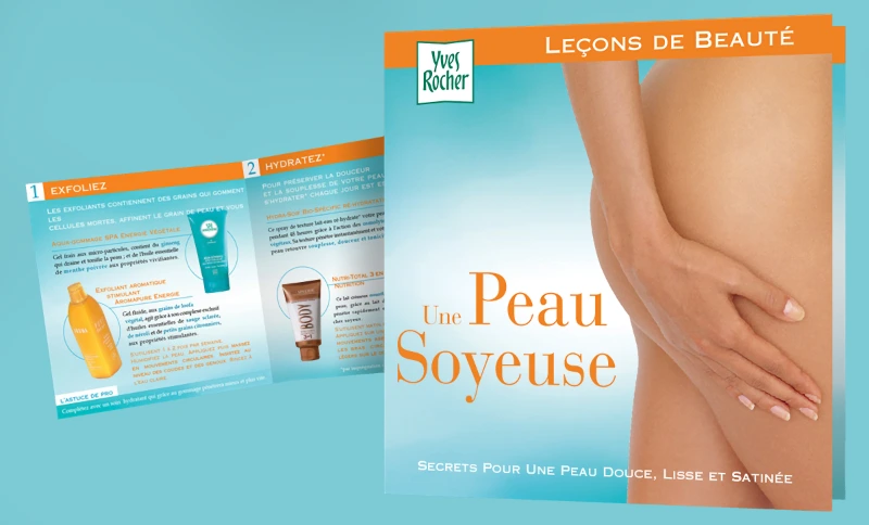 Couverture et pages int&eacute;rieures d'une plaquette Le&ccedil;ons de Beaut&eacute; Yves Rocher Une Peau Soyeuse sur fond bleu