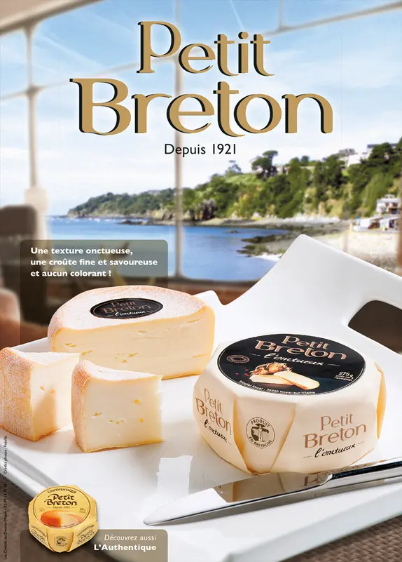 Annonce publicitaire pour le fromage Petit Breton avec paysage c&ocirc;tier et portions de fromage au premier plan